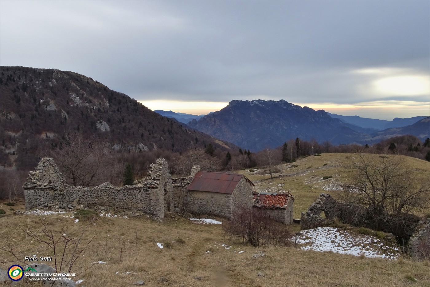 09 Salendo sul sent. 150 da Bonetto ai Piani d'Artavaggio ...cielo nuvoloso.JPG